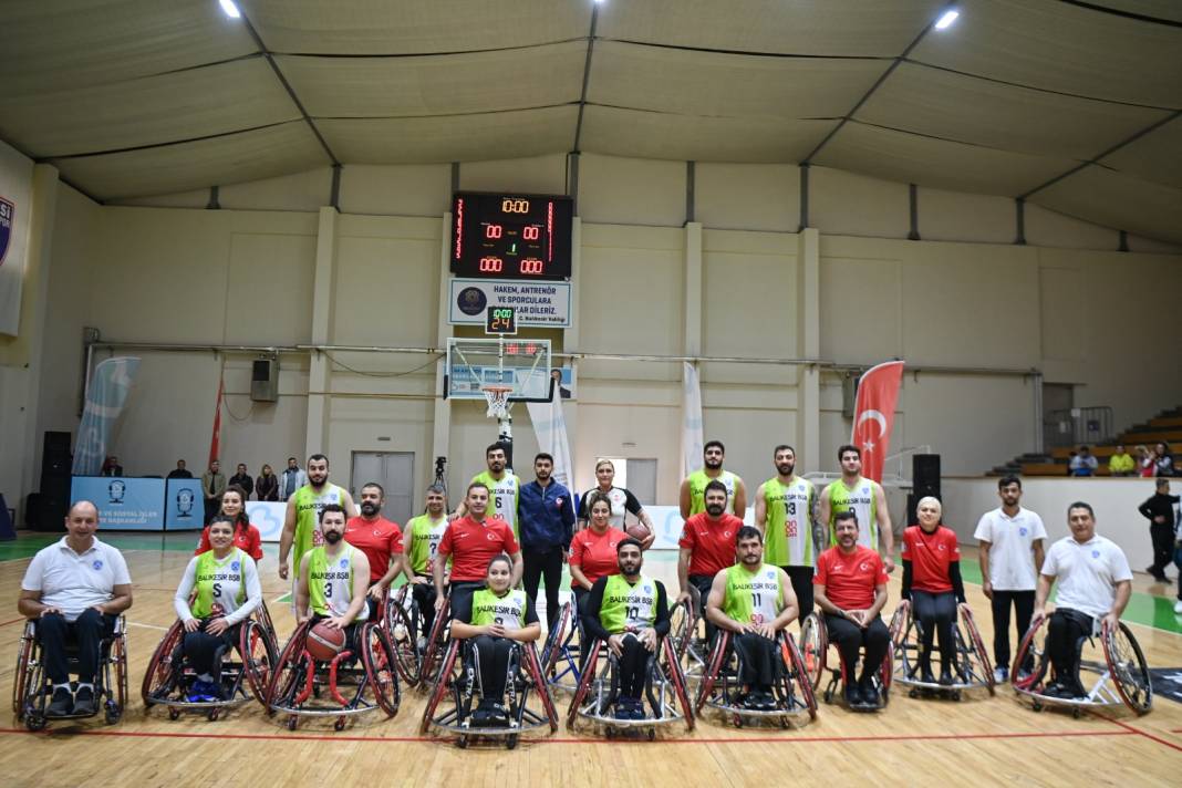 Ünlüler ve tekerlekli sandalye basketbolcuları, Dünya Engelliler Günü’nde dostluk maçında buluştu 7